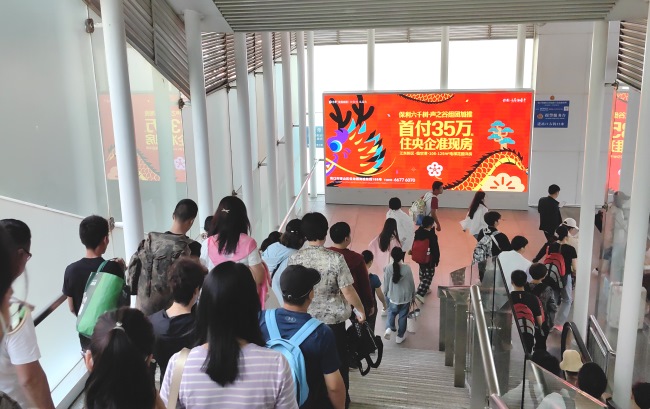 ?？跂|高鐵站出站口LED廣告，?？跂|站扶梯正對大屏廣告投放價(jià)格