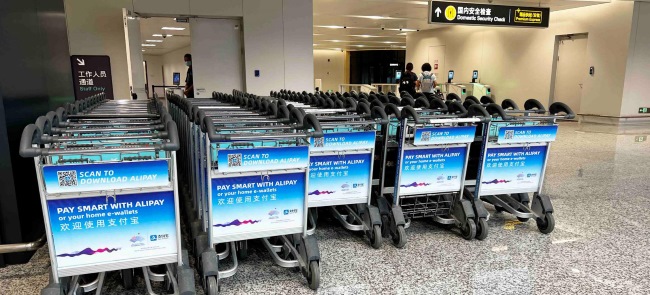 杭州機(jī)場手推車廣告投放，杭州蕭山機(jī)場行李推車貼廣告價(jià)格