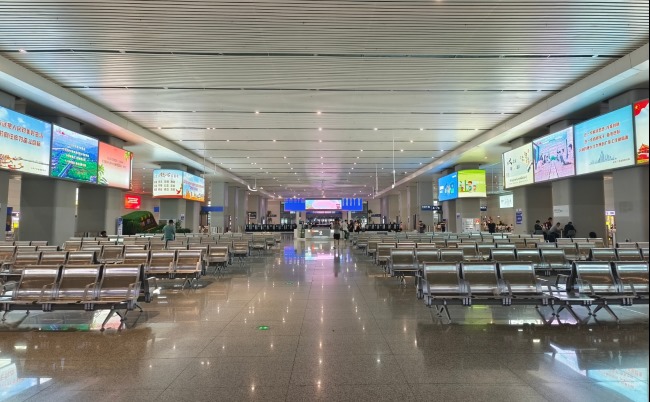 佛山西站候車大廳中央包柱燈箱廣告投放，佛山西站廣告價(jià)格