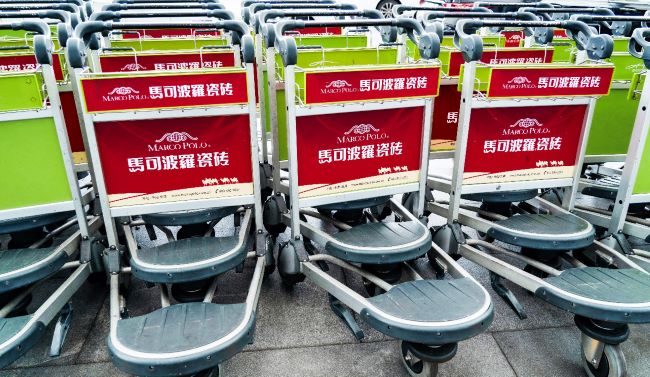 廣州機(jī)場手推車廣告投放，廣州白云機(jī)場行李推車貼廣告價(jià)格