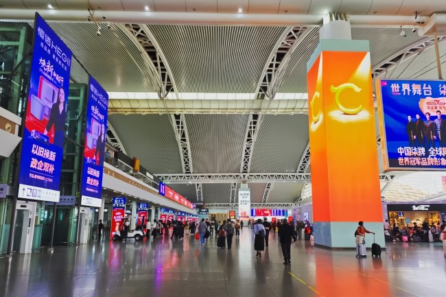 廣州南站進(jìn)站口電梯LED廣告投放，廣州南站候車廳大屏廣告價(jià)格