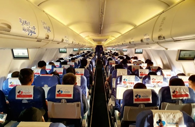 河北航空機(jī)艙電視廣告投放，河北航空飛機(jī)客艙桌板貼廣告價(jià)格