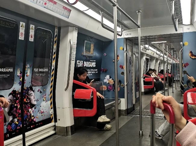 佛山地鐵2號線內(nèi)包車貼廣告投放案例，佛山地鐵車廂廣告價格