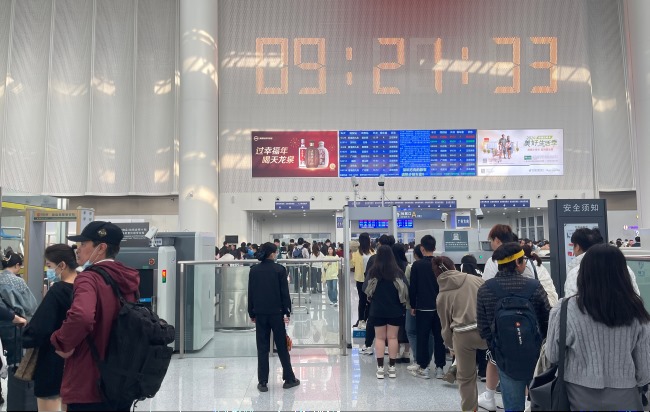 東莞虎門站候車廳檢票口上方燈箱廣告投放，虎門高鐵站廣告價格