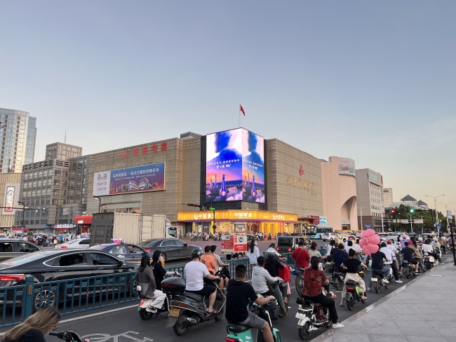 濟寧銀座影城LED廣告投放，濟寧南門口大屏廣告價格