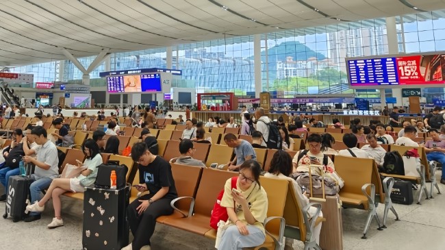 深圳北高鐵站安檢口候車區(qū)上方LED廣告，深圳北站大屏廣告投放價格