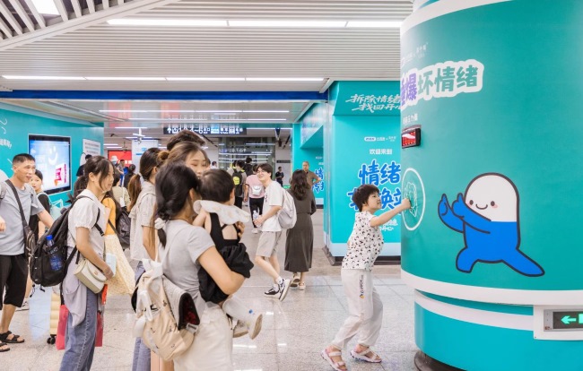 長沙地鐵換乘通道墻貼包柱廣告投放，長沙地鐵站墻畫廣告價格