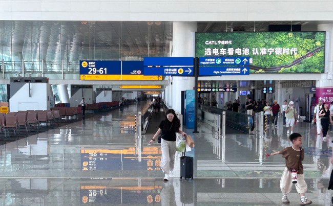 武漢天河機場連廊上方燈箱廣告投放，武漢機場大屏廣告價格