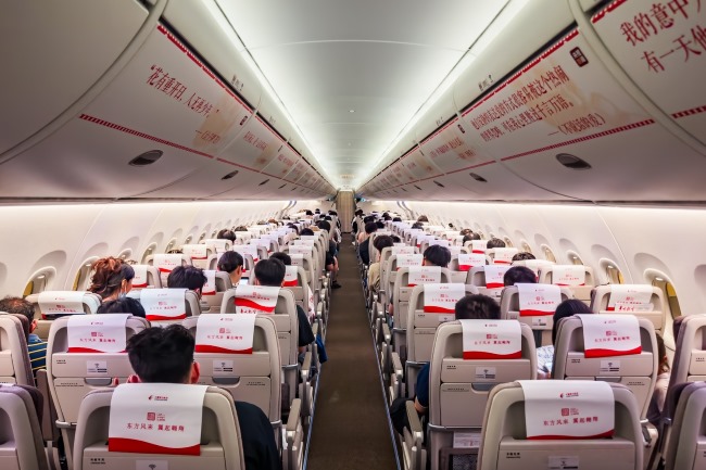 東方航空機艙頭枕巾廣告投放，東航飛機客艙機載廣告價格