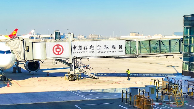 青島膠東機場停機坪大牌廣告投放，青島機場廊橋貼膜廣告價格