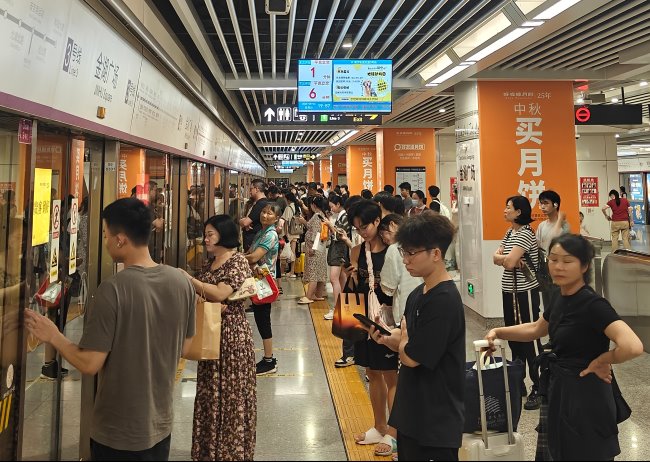 南寧地鐵金湖廣場站候車區(qū)包柱廣告投放，南寧地鐵廣告價格