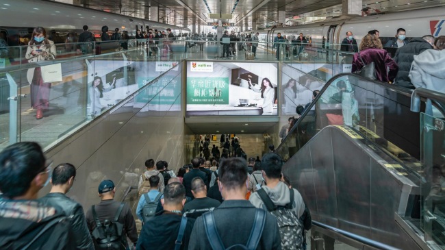 長(zhǎng)沙南站高鐵站臺(tái)出站扶梯上方燈箱廣告投放，長(zhǎng)沙南站廣告價(jià)格