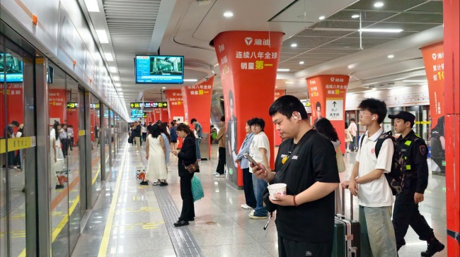 鄭州二七廣場站地鐵站臺包柱廣告投放，鄭州地鐵廣告價格