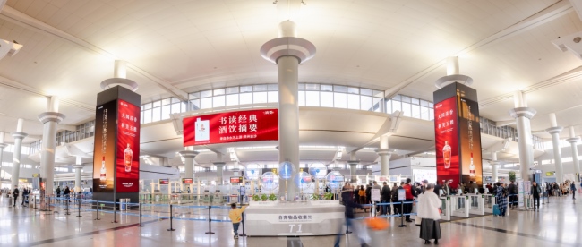 長(zhǎng)沙機(jī)場(chǎng)出發(fā)大廳中央高立柱燈箱廣告，長(zhǎng)沙黃花機(jī)場(chǎng)廣告價(jià)格