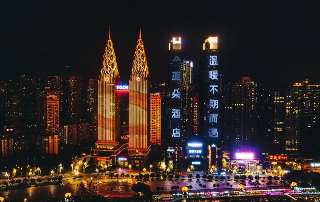 重慶皇冠國(guó)際雙子塔外墻大屏廣告投放，重慶燈光秀LED廣告價(jià)格