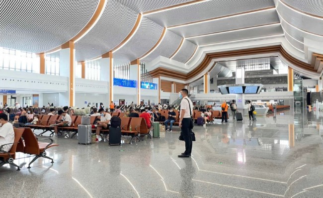 潮汕站候車(chē)廳檢票口上方燈箱廣告，潮汕高鐵站大屏廣告價(jià)格