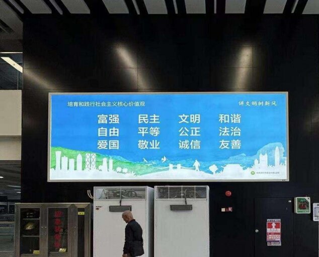 第一戶外傳媒-福田口岸-大廳11號(hào)門入口對面燈箱