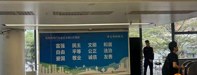 第一戶外傳媒-福田口岸-一樓夾層大廳扶梯閘機(jī)口旁旅客出境方向燈箱