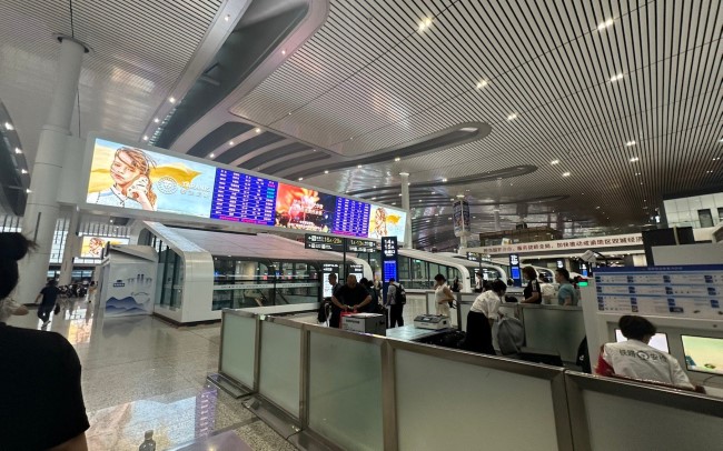 成都東高鐵站候車(chē)區(qū)安檢口上方LED廣告，成都東站大屏廣告投放