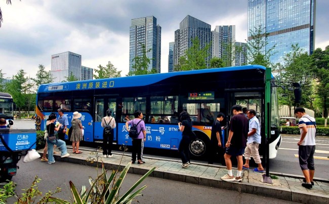 成都公交車身全包車廣告投放，成都公交車巴士外車貼廣告價格