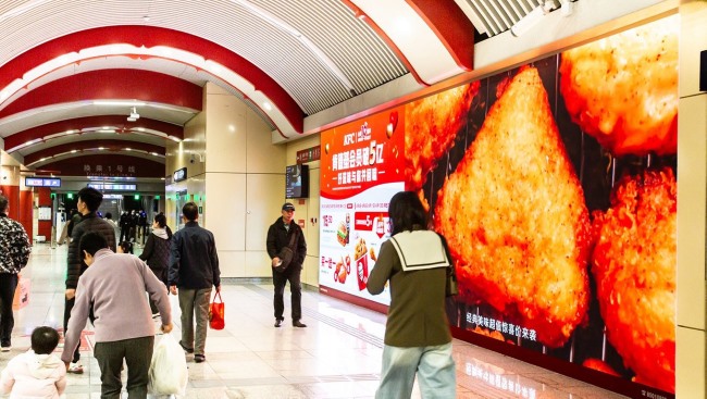 北京王府井地鐵站廳墻面LED廣告，北京地鐵墻面大屏廣告價格