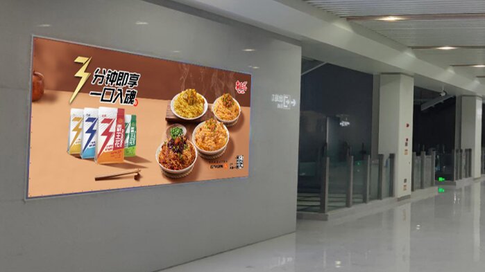 第一戶外傳媒-東莞南站-出站通道墻面燈箱