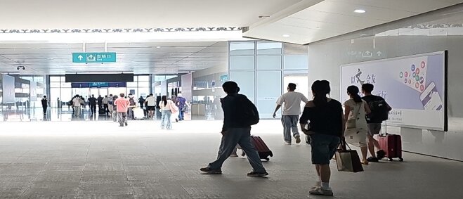 第一戶外傳媒-揭陽(yáng)站-出站通道墻面燈箱