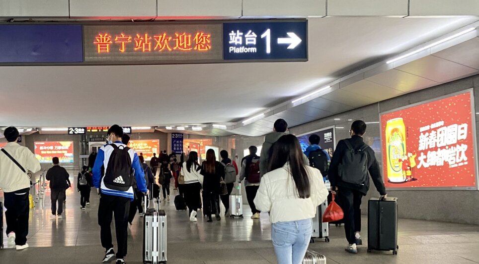 第一戶外傳媒-普寧站-進(jìn)出站通道墻面燈箱