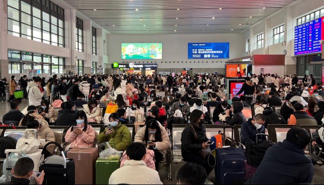 普寧高鐵站候車(chē)大廳燈箱廣告投放，普寧站進(jìn)出站通道廣告價(jià)格