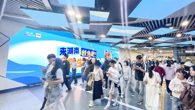 長(zhǎng)沙地鐵湖南大學(xué)站LED廣告投放，長(zhǎng)沙地鐵站廳大屏廣告價(jià)格