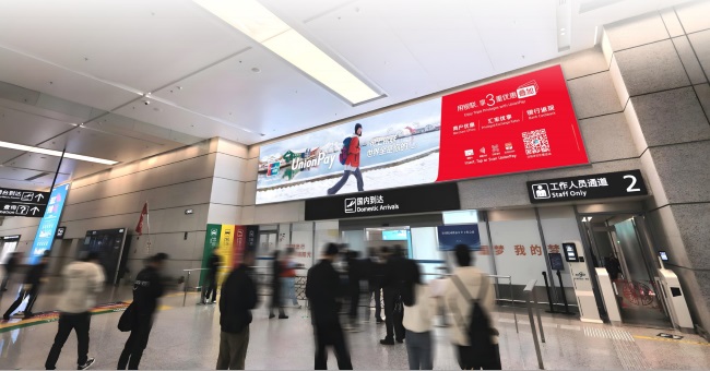 寧波機(jī)場到達(dá)行李廳出口上方燈箱廣告，寧波櫟社機(jī)場大屏廣告
