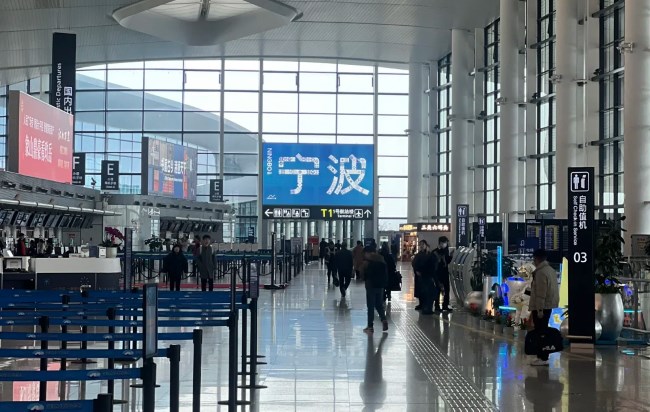 寧波櫟社機(jī)場到出發(fā)辦票大廳高空燈箱廣告，寧波機(jī)場大屏廣告