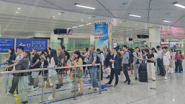 深圳福田高鐵站包柱燈箱廣告投放，福田站高鐵大屏廣告