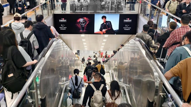 上海虹橋站高鐵站臺(tái)出站扶梯上方燈箱廣告投放，上海高鐵站廣告