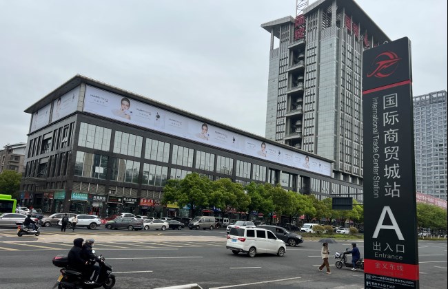 義烏國貿(mào)大廈樓頂三面翻廣告投放，義烏亞特蘭酒店大牌廣告