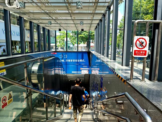 深圳地鐵站棚出入口扶梯看板大牌廣告投放，深圳地鐵廣告價格