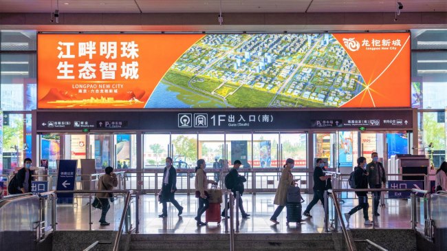 南京南站到達(dá)南北廣場(chǎng)出入口上方燈箱廣告，南京南高鐵站廣告