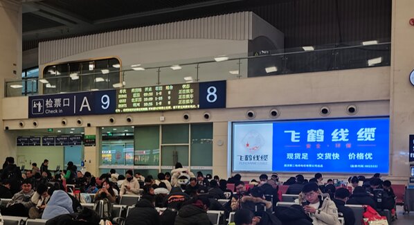 第一戶外傳媒-漢口站-二樓候車廳東側檢票閘機口墻面燈箱 