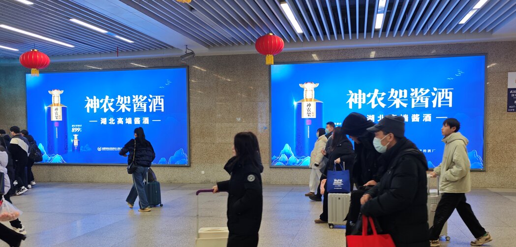 第一戶外傳媒-漢口站-出站大廳閘機口墻面燈箱 
