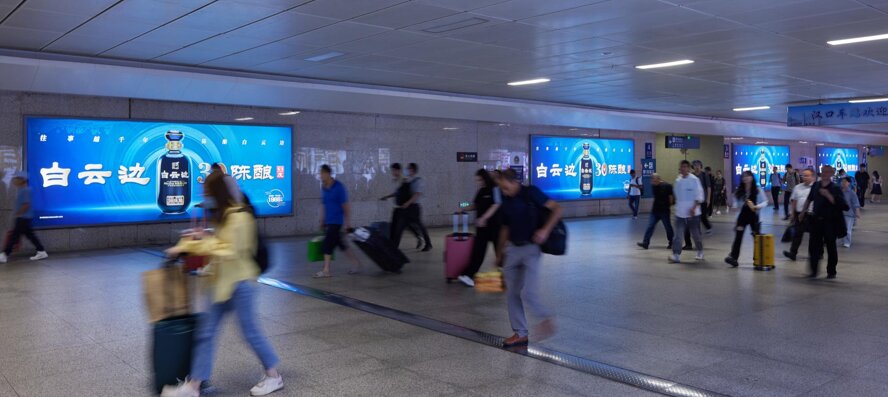 第一戶外傳媒-漢口站-出站通道墻面燈箱 