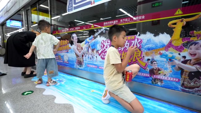 重慶地鐵沙坪壩站屏蔽門貼廣告投放，重慶地鐵燈箱廣告價格