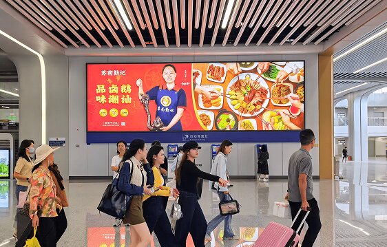 第一戶外傳媒-汕頭站-出站口墻面燈箱