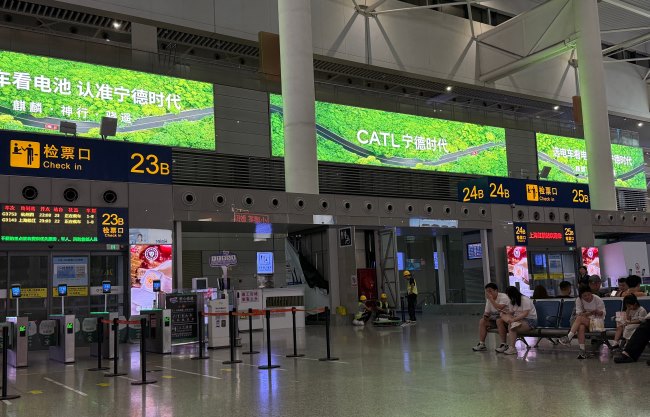 上海虹橋站候車大廳檢票口上方燈箱廣告，上海虹橋高鐵站廣告