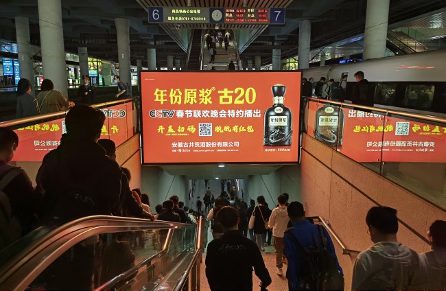 南昌西高鐵站臺出站扶梯上方燈箱廣告，南昌西高鐵站廣告投放