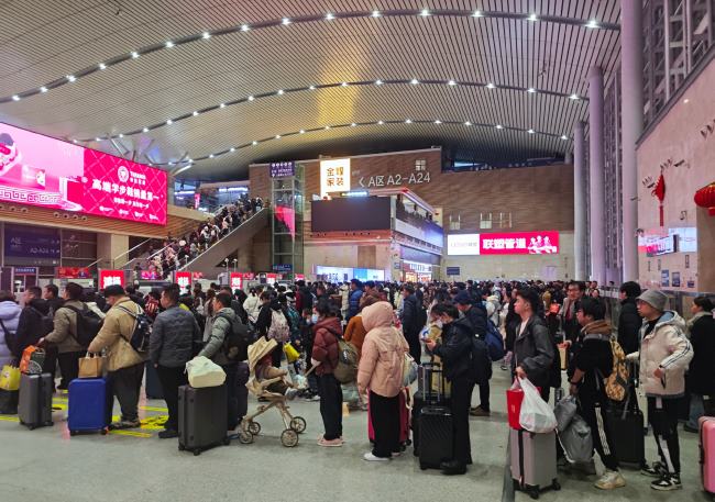 長(zhǎng)沙南高鐵站東西廣場(chǎng)進(jìn)站大廳兩側(cè)LED，長(zhǎng)沙南站大屏廣告價(jià)格