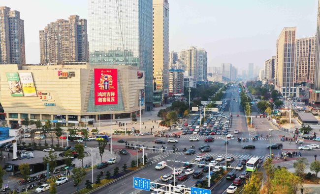 長沙王府井百貨LED廣告投放，長沙商場外墻大屏廣告價格