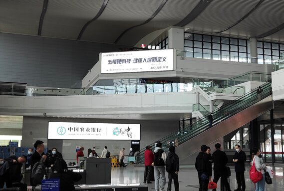 第一戶外傳媒-蕪湖站-東出發(fā)層一樓扶梯旁墻壁燈箱