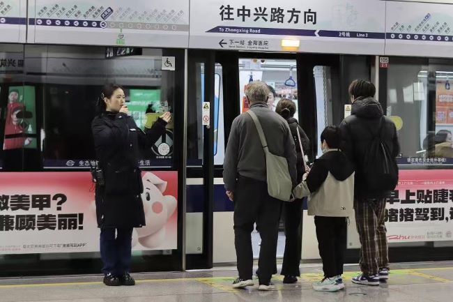 貴陽地鐵內(nèi)包車貼廣告投放案例，貴陽地鐵屏蔽門貼廣告價(jià)格