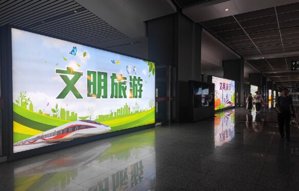 第一戶外傳媒-蕪湖站-出站通道玻璃隔斷燈箱 