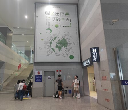 第一戶外傳媒-蕪湖站-西站房出站通道出口墻壁燈箱 